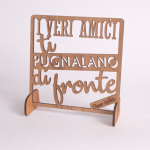 Targhetta "I veri amici ti pugnalano di fronte" - Wilde con supporti - EgVisualShop.it